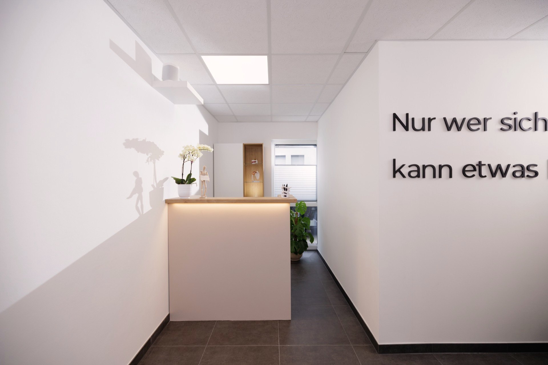 Heller Empfangstresen im Praxisflur