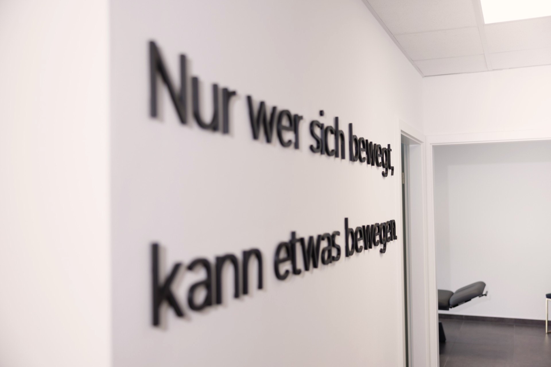 Wandschriftzug „Nur wer sich bewegt, kann etwas bewegen.“